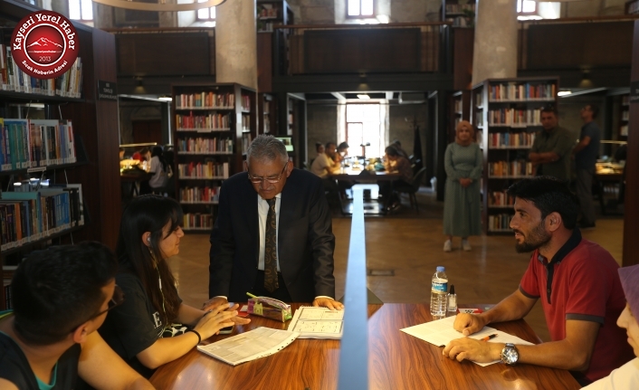Başkan Büyükkılıç Kütüphaneleri Ziyaret Etti