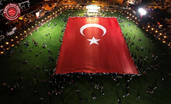En Büyük Türk Bayrağı Talas'da Dalgalandı